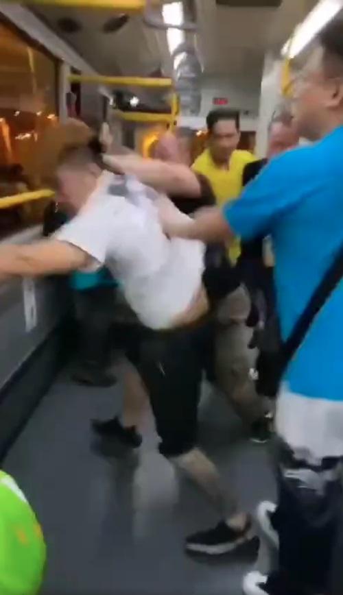 網上熱話|疑挑釁起爭執 後生男與大叔巴士MMA互毆。(網片截圖)