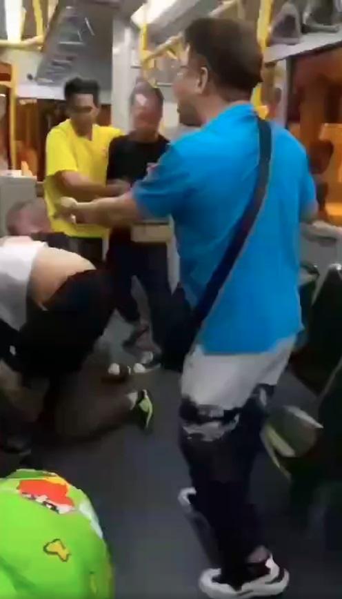 網上熱話|疑挑釁起爭執 後生男與大叔巴士MMA互毆。(網片截圖)