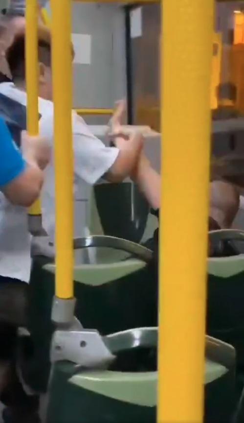 網上熱話|疑挑釁起爭執 後生男與大叔巴士MMA互毆。(網片截圖)