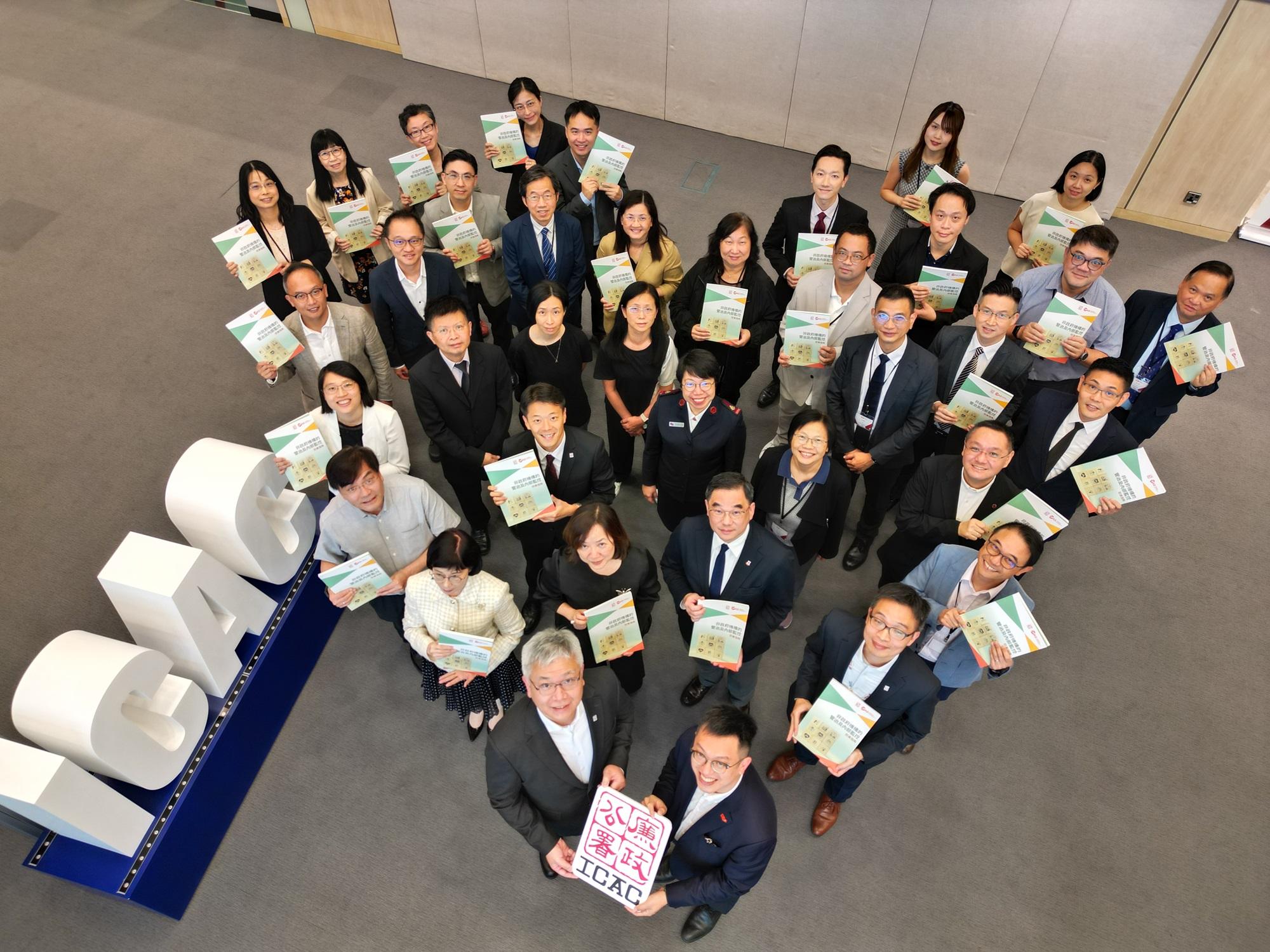 約30間本地大型非政府機構高級管理人員完成廉政學院首次舉辦的「非政府機構反貪專業課程」。(廉署)