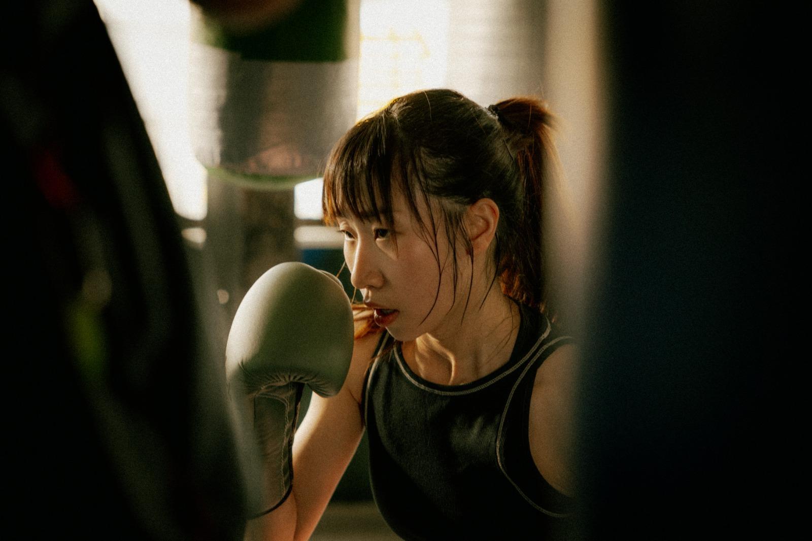 麗英推出傷感情歌《解咒說明書》,是她較少展露的傷感面向。