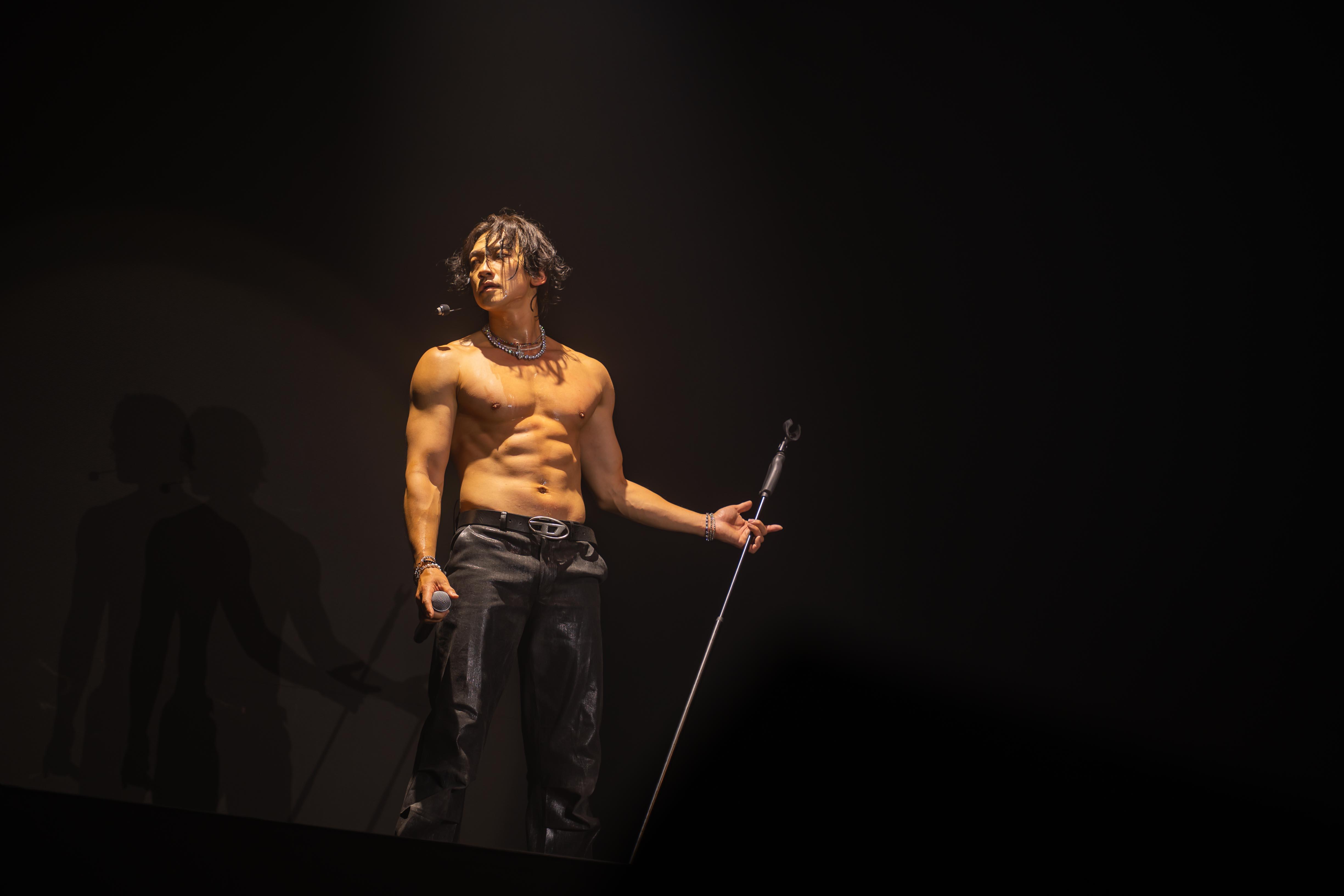 42歲的Rain鄭智薰狀態fit爆,在巡唱香港站肌肉「大放題」。