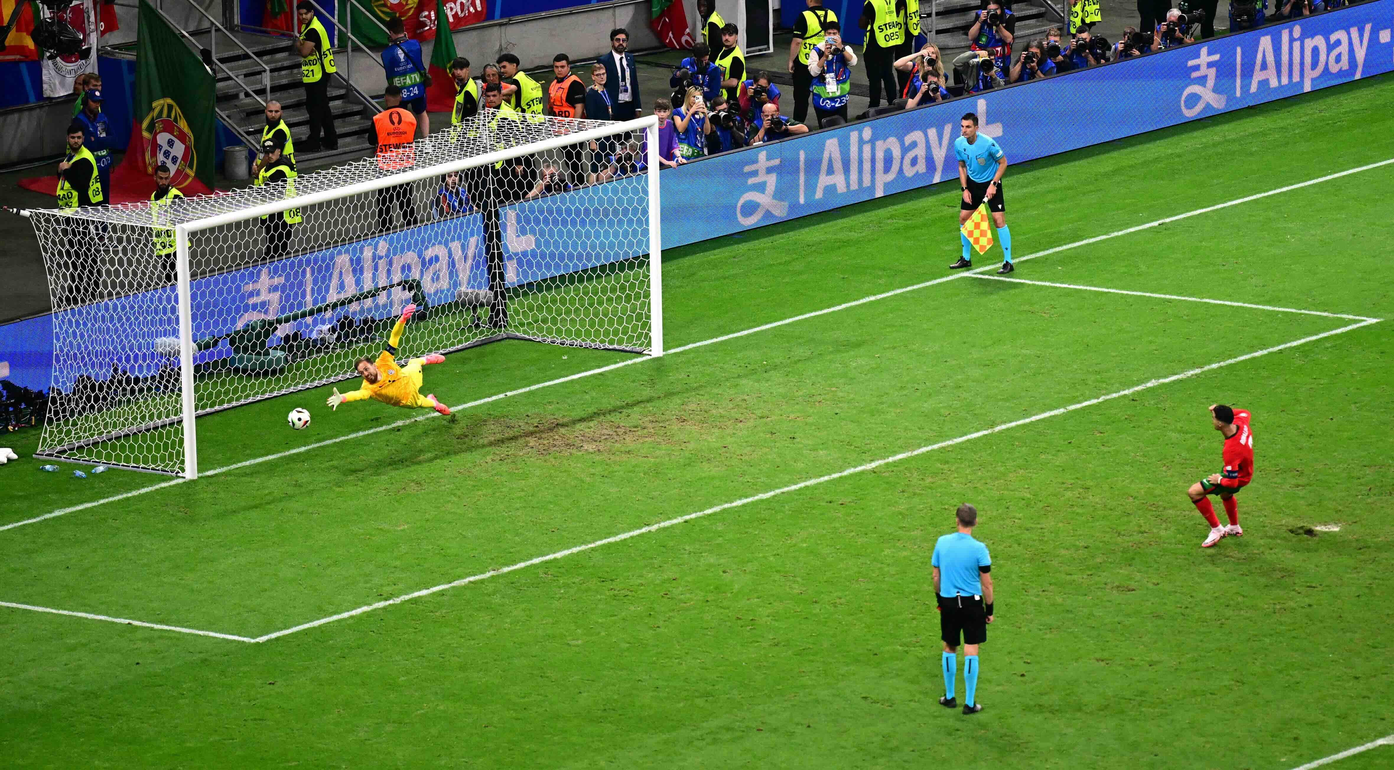 C朗於互射十二碼階段再次操刀,射出刁鑽角度破網。(路透社)