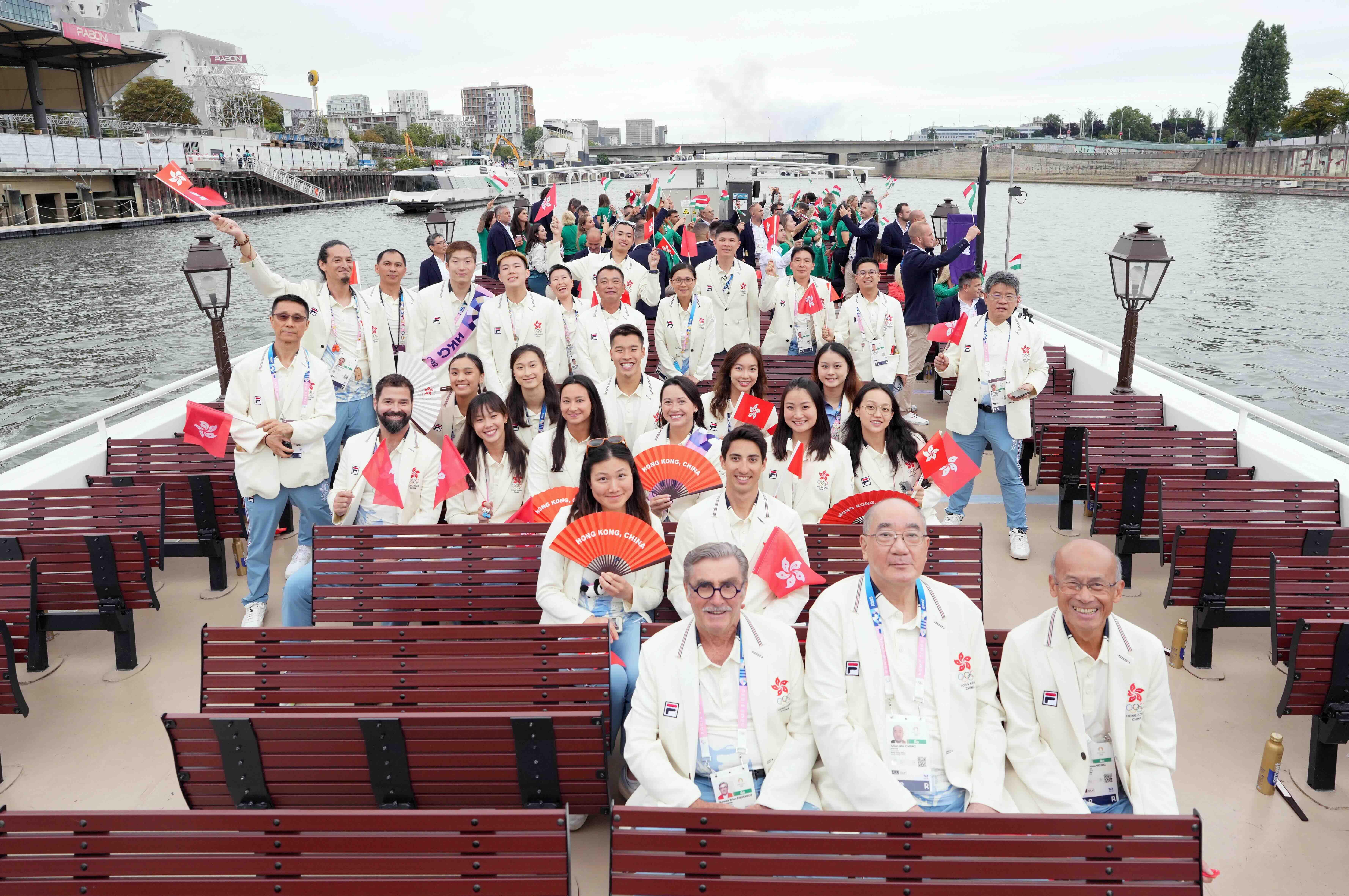 開幕禮現場有雨,故港隊運動員巡遊時都需要撐傘避雨。(路透社)
