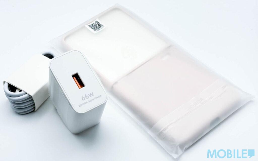 包裝提供(左起)Type A to C 數據線、66W 閃充、粉色專屬保護殼