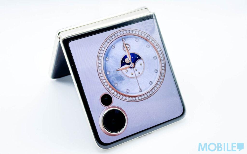 4 吋外屏擁有 85% 屏佔比,基本佔據機身上半位置