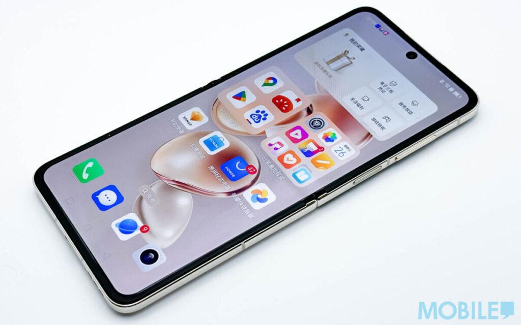 具 87.8% 正面屏佔比的 6.8 吋可摺疊中置開孔屏