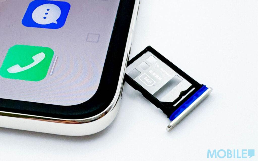 兩面 Nano SIM 卡槽