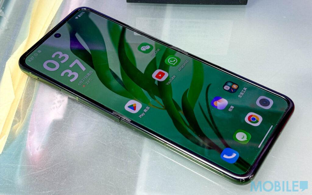 6.9 吋 pOLED 兩邊收細幅度不錯