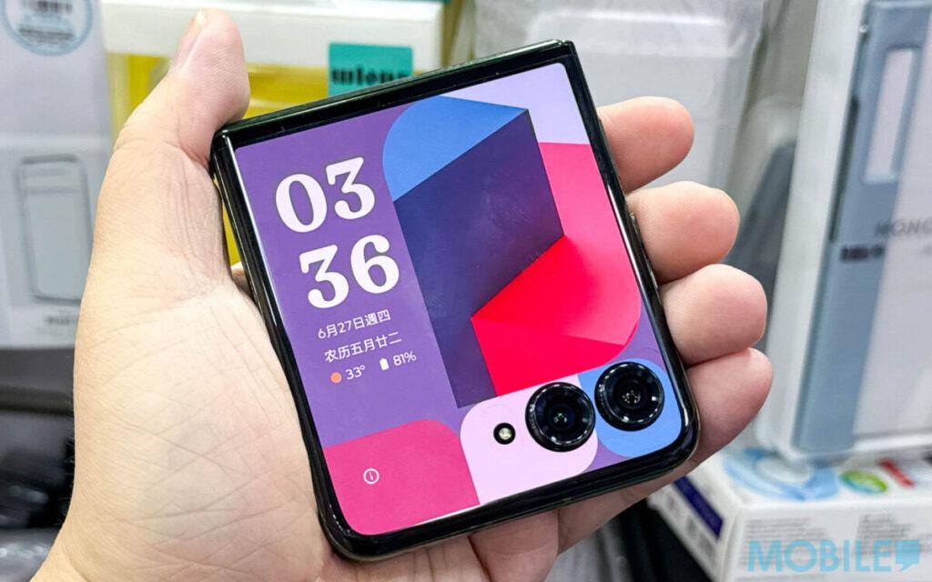 4 吋 pOLED 外屏基本佔據整個上半機背