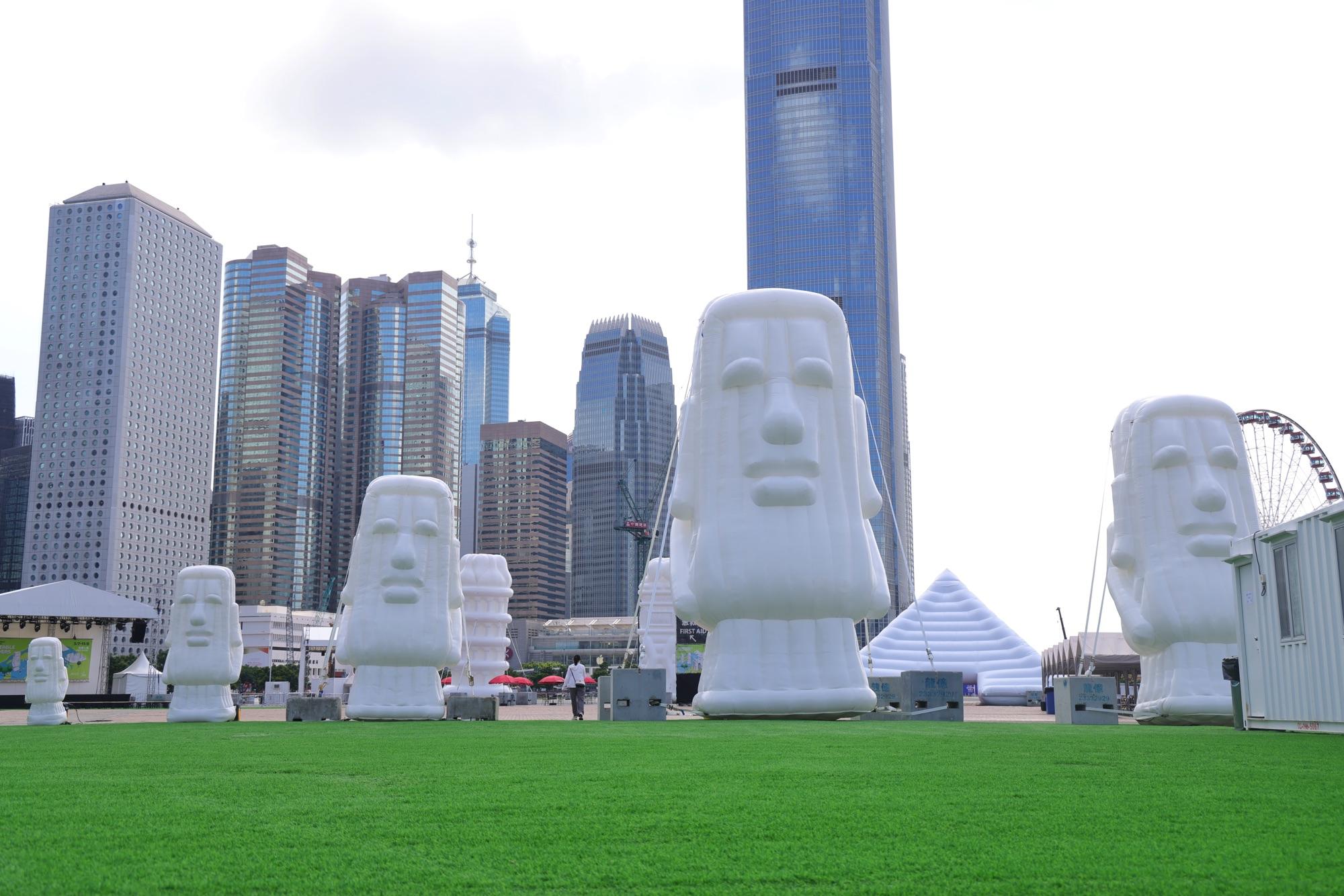 在中環海濱舉行的「SummerFest 中環夏誌」,包括展出生成式人工智能設計5大巨型「充氣奇蹟」(中通社)