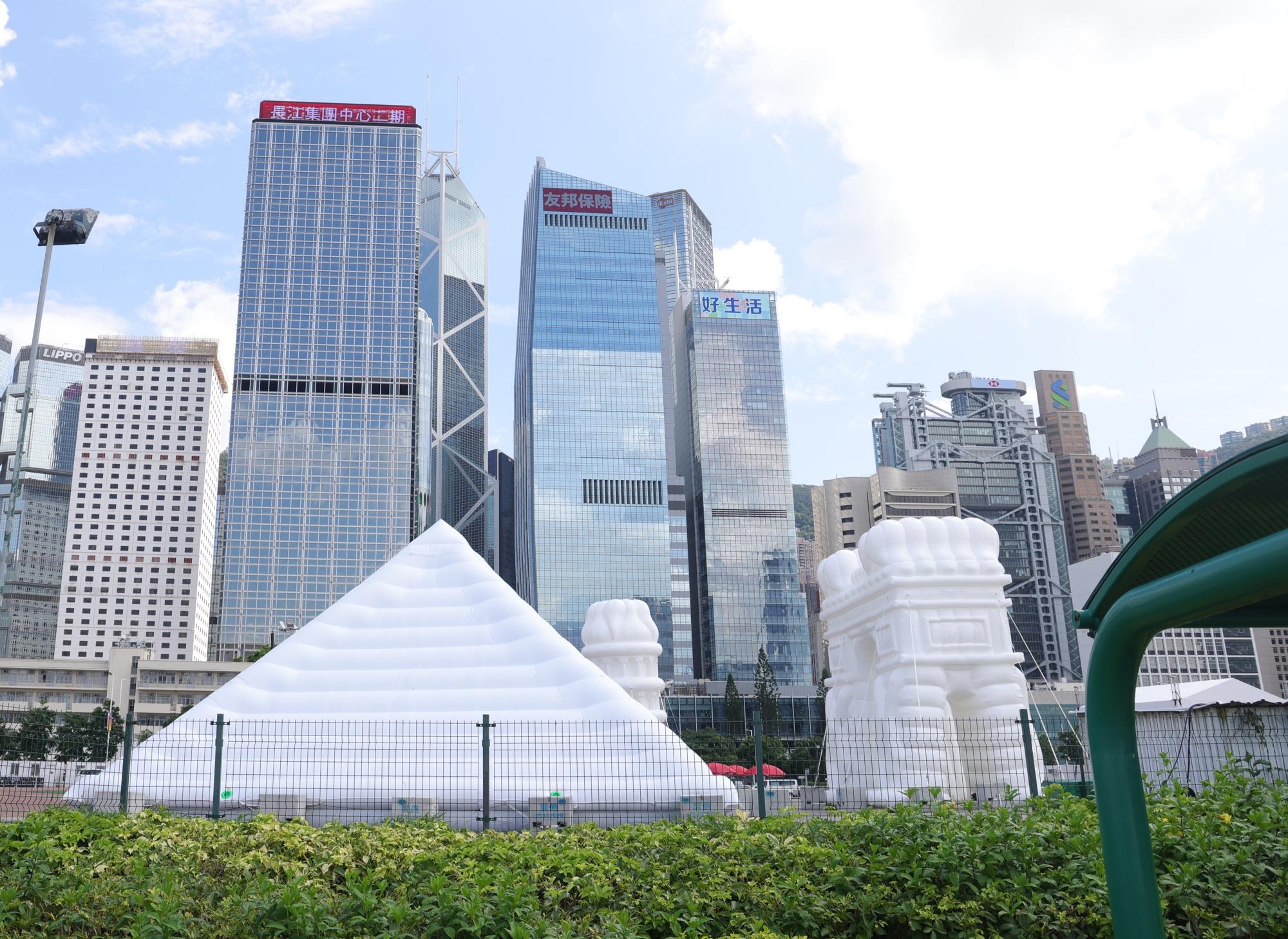 在中環海濱舉行的「SummerFest 中環夏誌」,包括展出生成式人工智能設計5大巨型「充氣奇蹟」(中通社)