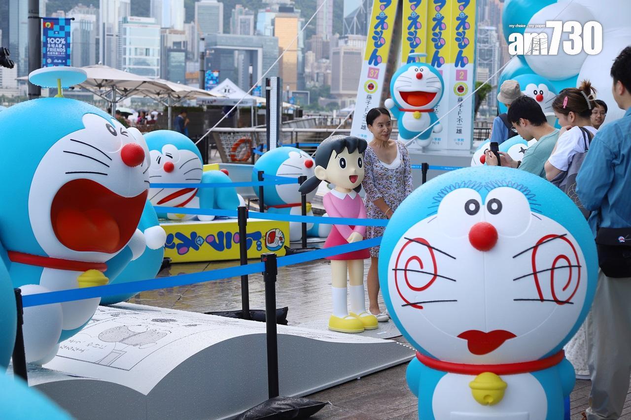 尖沙咀12米高的多啦A夢充氣公仔,今日重新在尖沙咀海濱展出。(資料圖片)