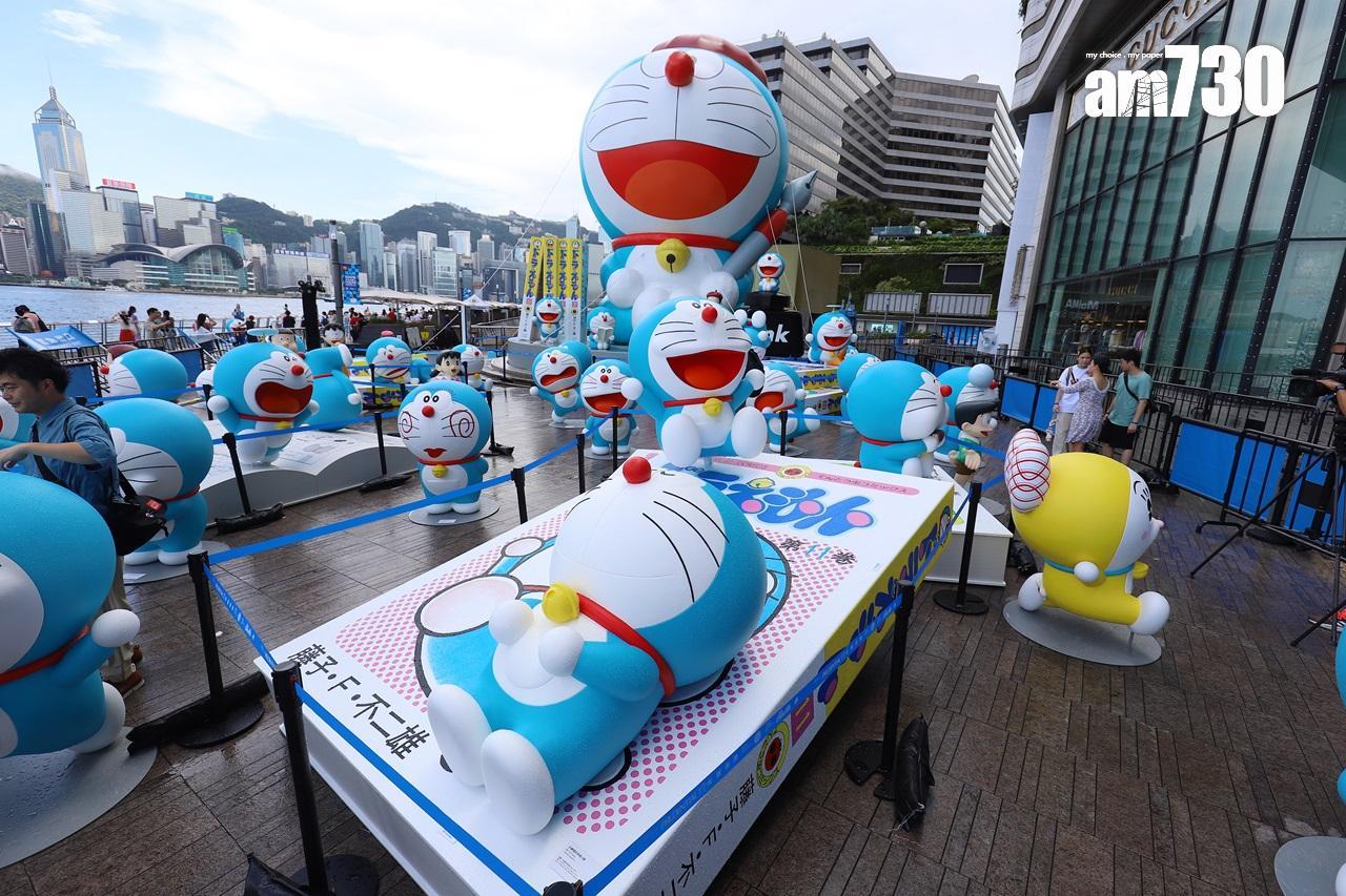 尖沙咀12米高的多啦A夢充氣公仔,今日重新在尖沙咀海濱展出。(資料圖片)