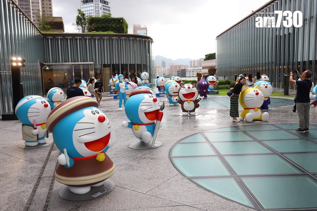 尖沙咀12米高的多啦A夢充氣公仔,今日重新在尖沙咀海濱展出。(資料圖片)