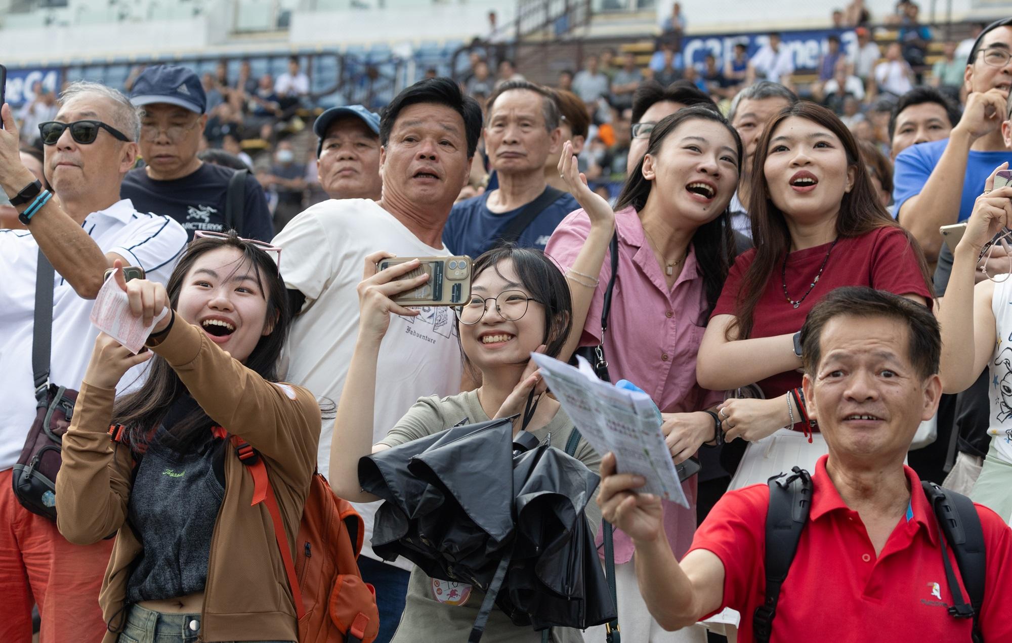 馬季煞科日3萬馬迷入場支持。(蘇文傑攝)