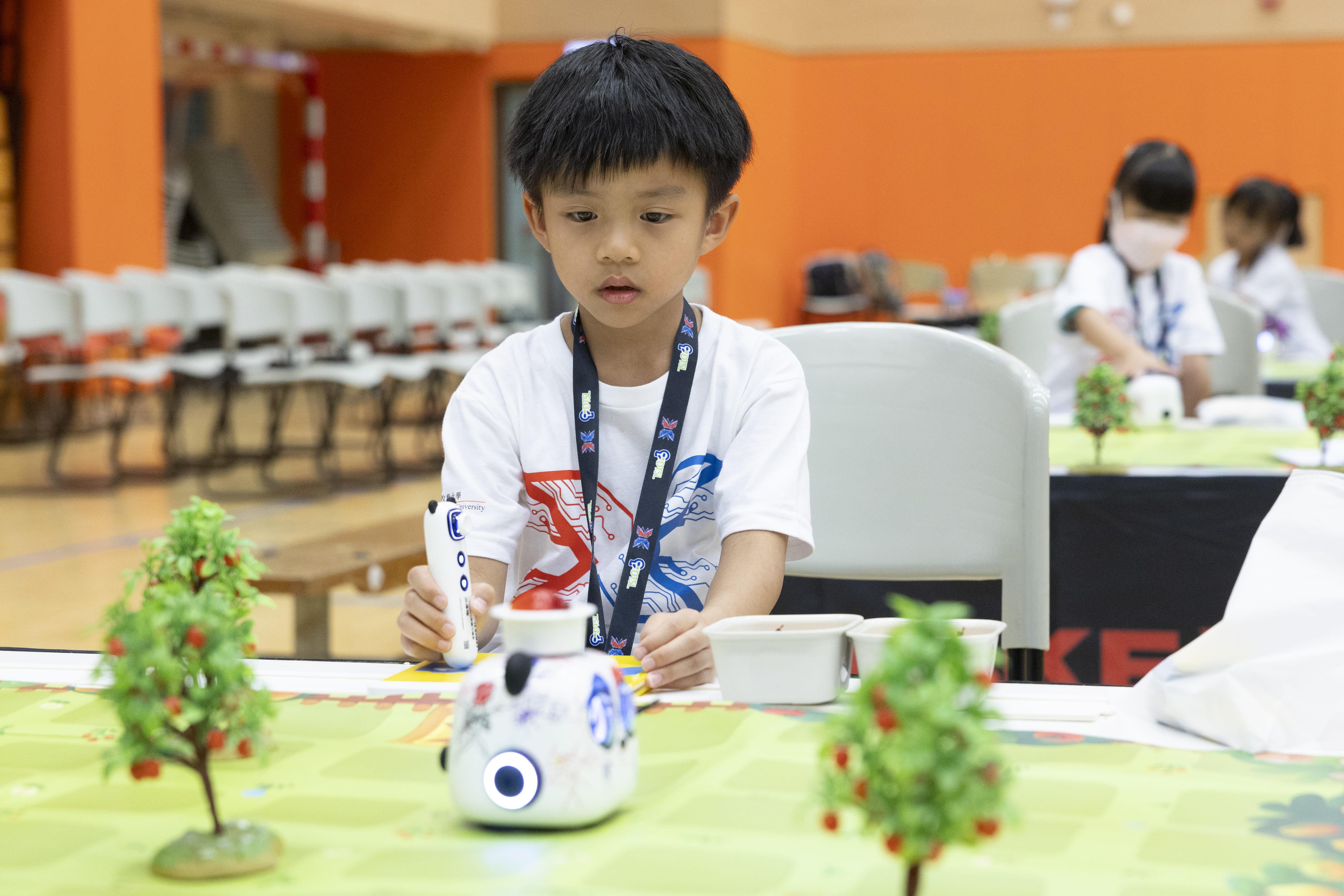 決賽當日氣氛非常激烈,各參賽隊伍及同學竭盡全力爭取勝利。