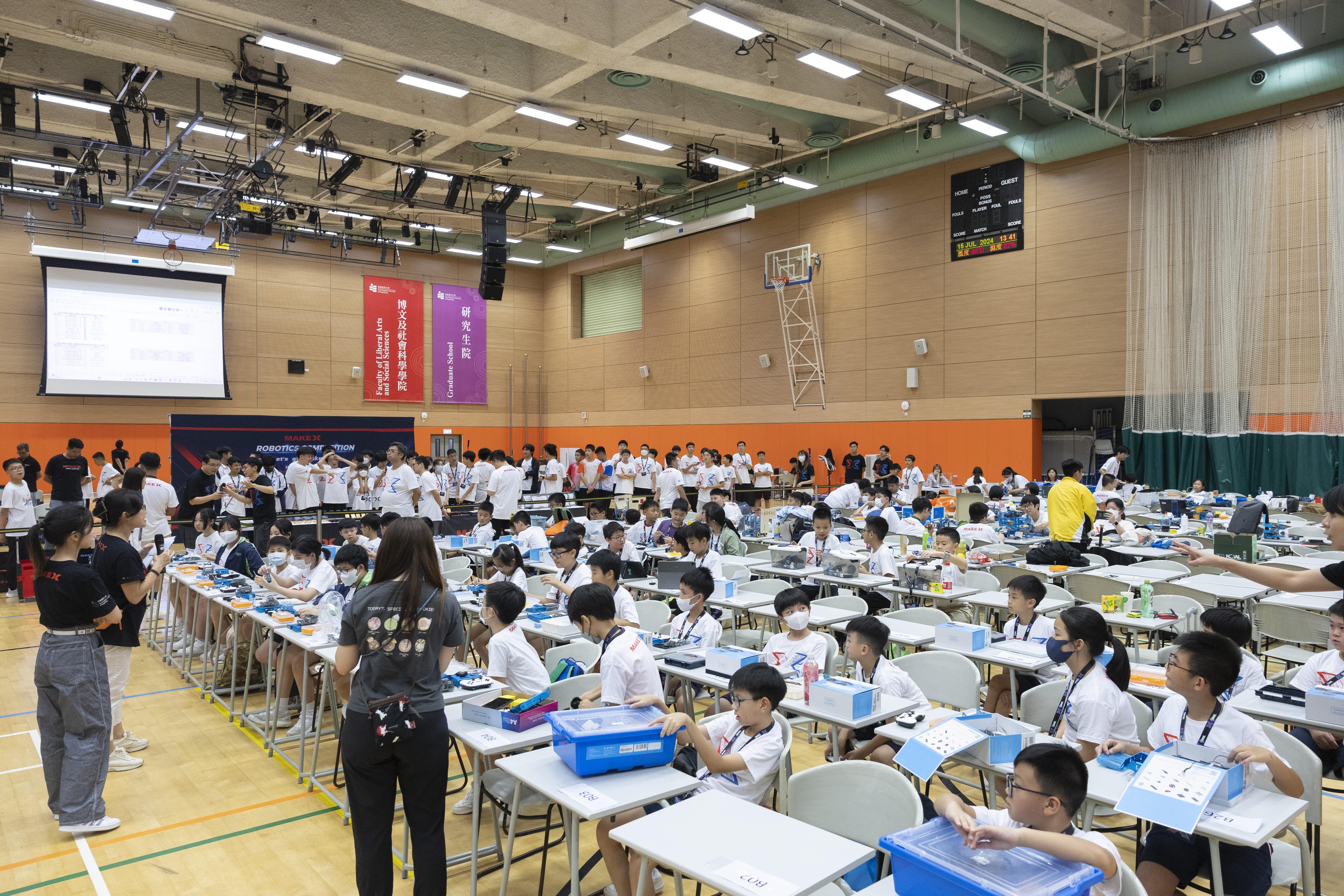 決賽當日氣氛非常激烈,各參賽隊伍及同學竭盡全力爭取勝利。