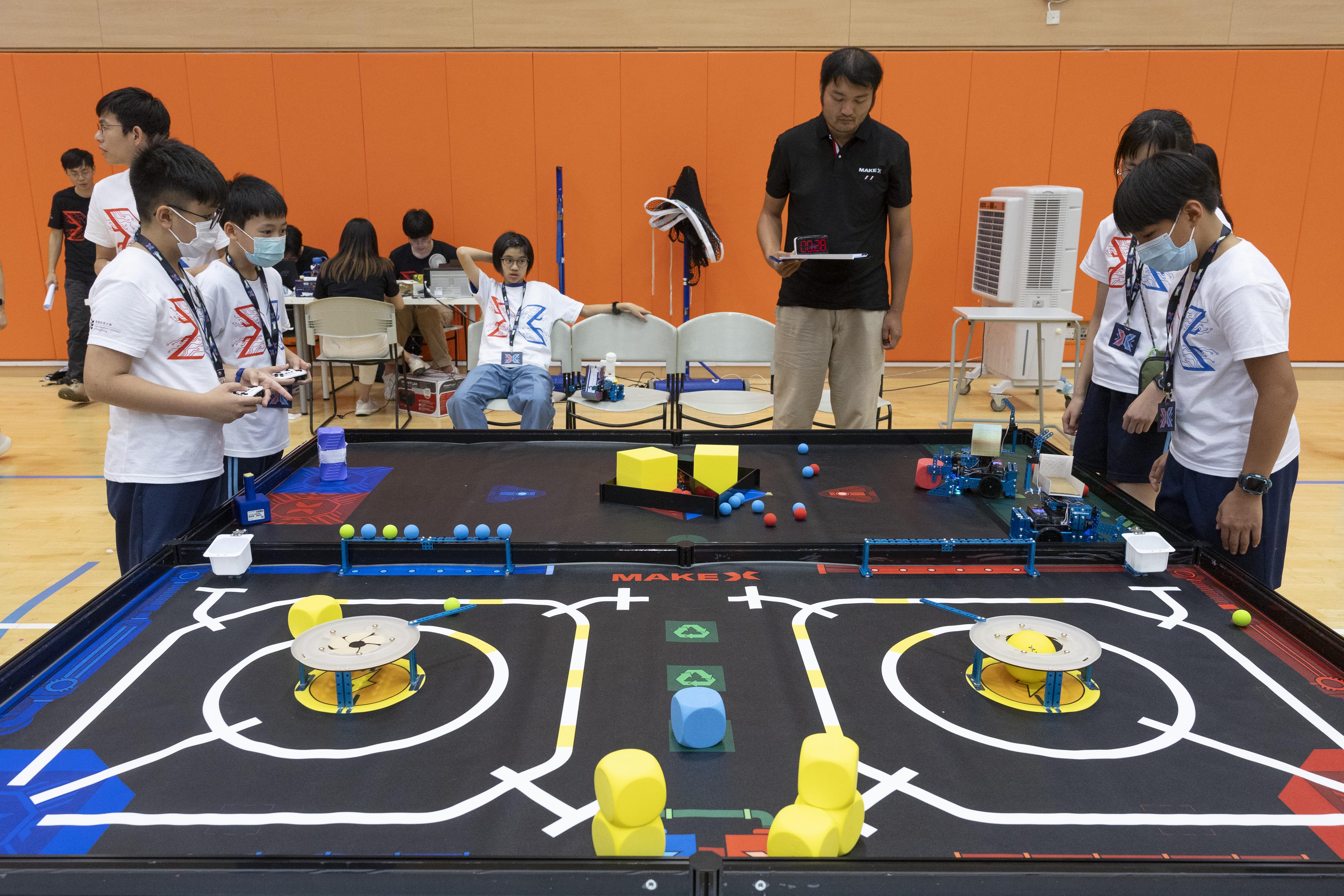 三位曾擔任國際賽事的裁判指,參加國際賽事的選手平均水平較本地學生高,盼本地學生能從中獲益。