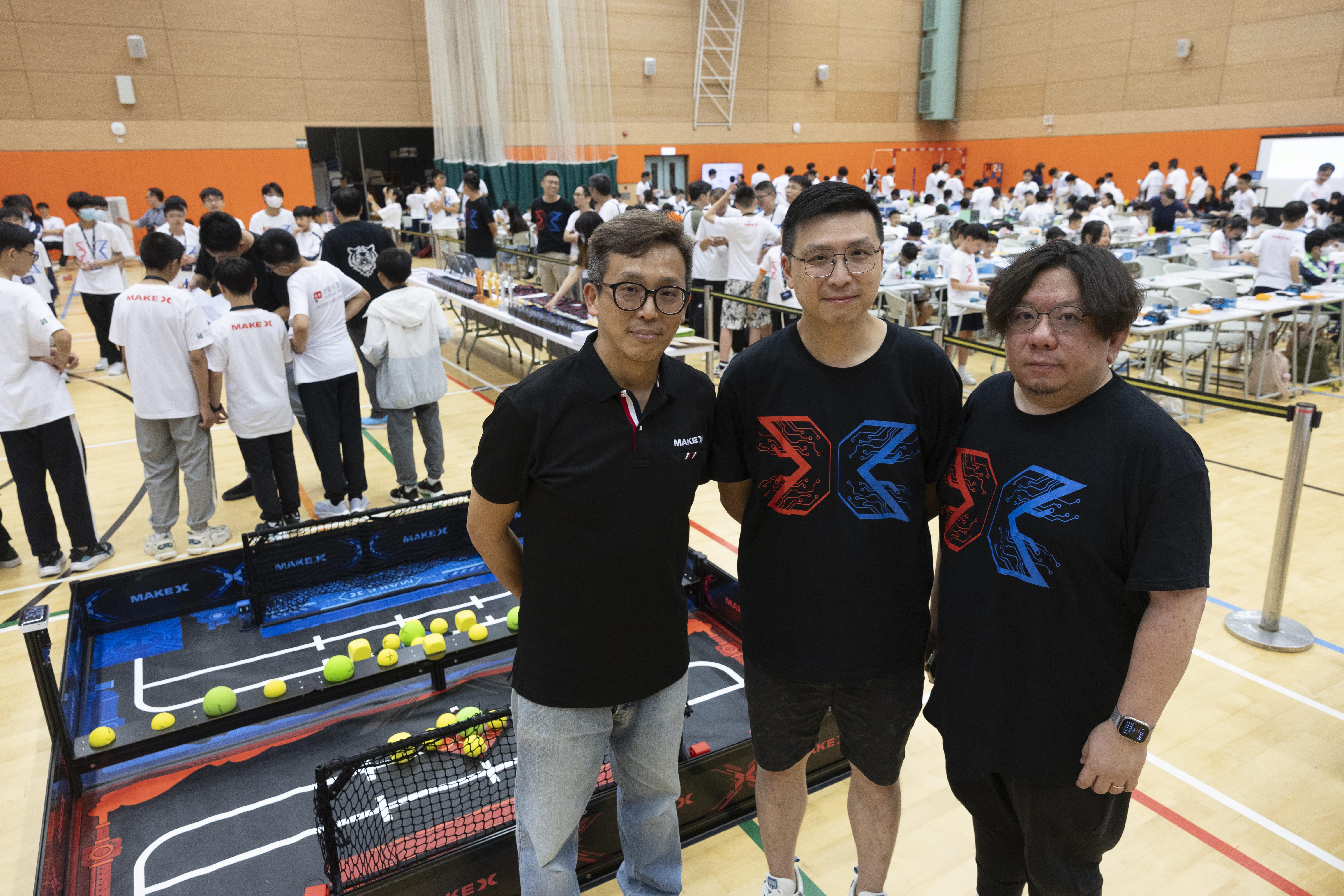 黃哲文老師(左)、余耀忠老師(中)及林錫忠老師(右)指,參加國際賽事的選手平均水平較本地學生高,盼本地學生能從中獲益。