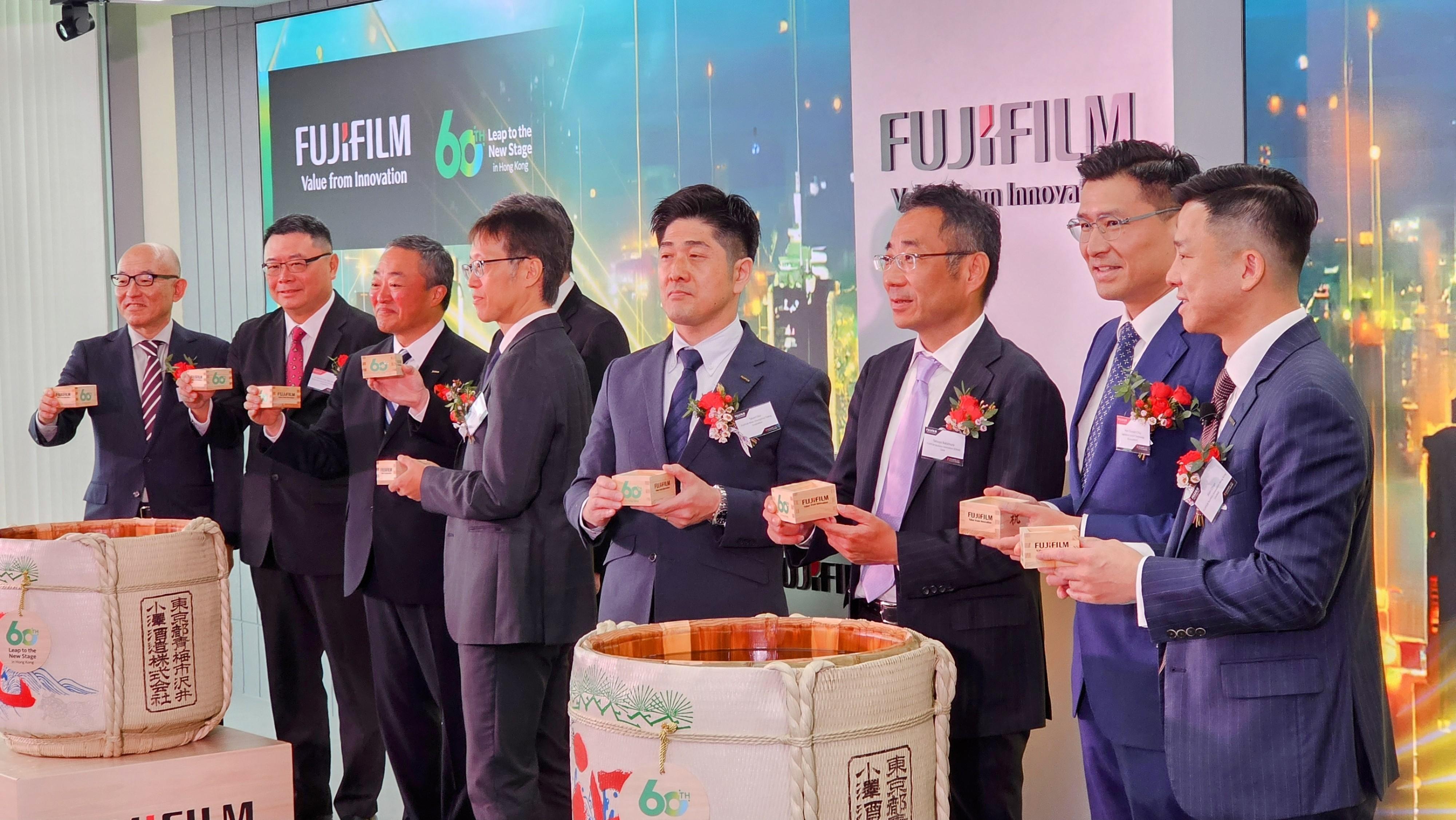 活動上一眾貴賓以日本傳統的清酒「鏡開」(鏡開き, Kagami – biraki)敲擊酒桶之儀式,慶賀FUJIFILM BI在港創立60年。