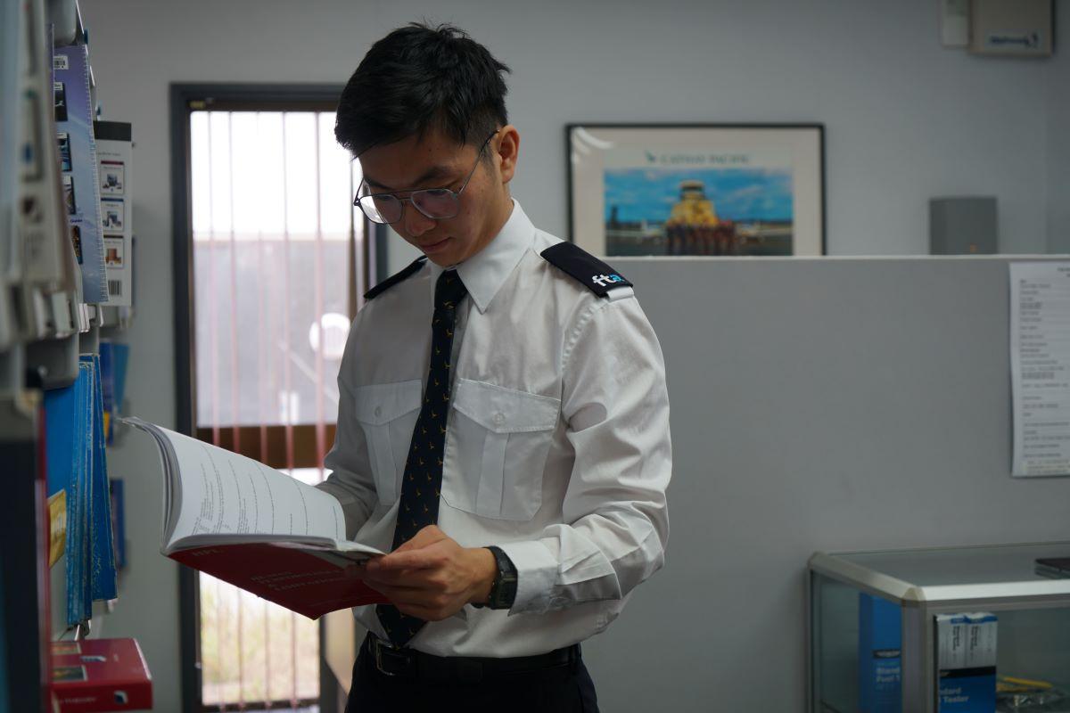 國泰航空|首批內地機師最快12月執勤。(中通社)