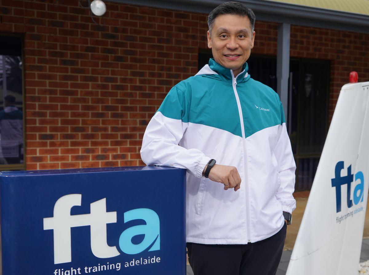 國泰航空|首批內地機師最快12月執勤,圖為國泰企業事務總經理黃文傑。(中通社)