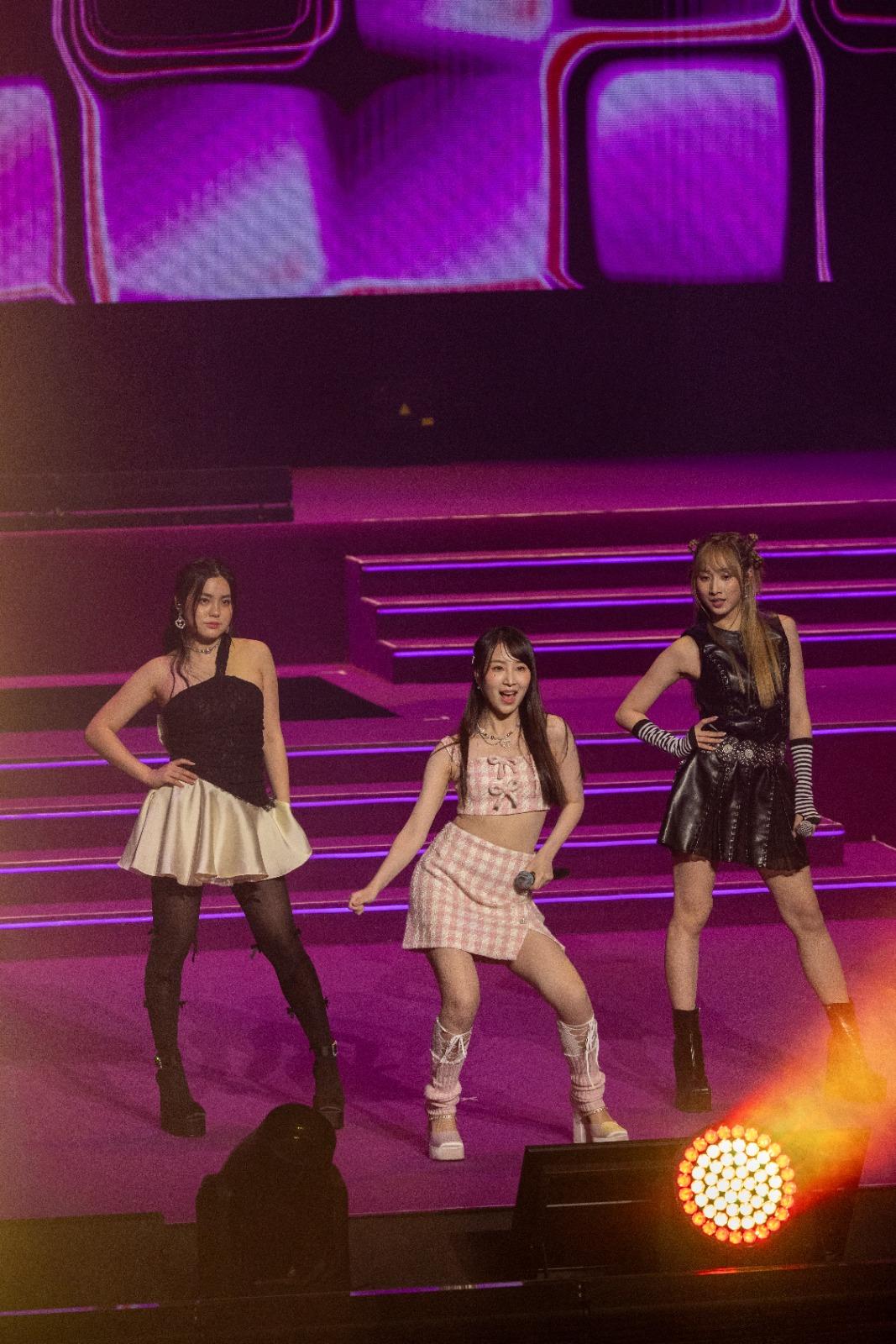 姚焯菲、鍾柔美和詹天文跳唱新歌《CYA》。