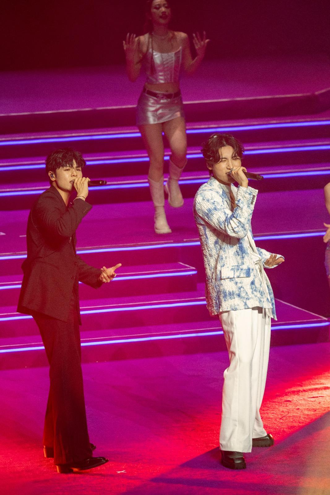 冼靖峰和黃奕斌合唱《餓狼傳說》。