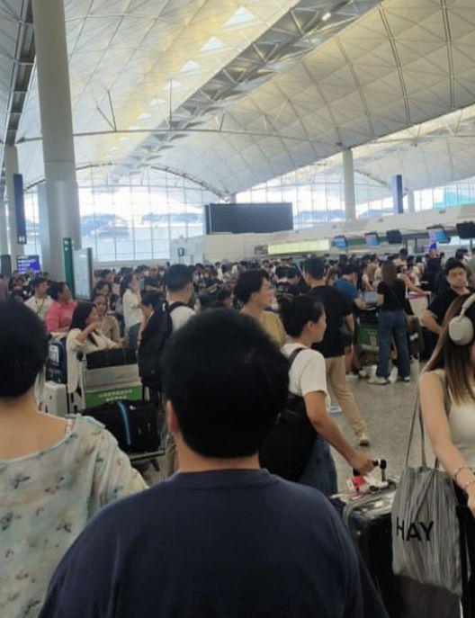 微軟視窗全球大死機,機管局改人手登機,現場大排長龍。(HK Express 香港快運及旅行資訊關注組fb)