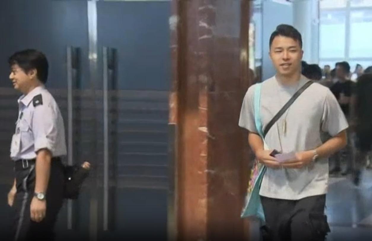 動漫節2024|排頭位台灣旅客李先生以「反智轉身」入場。(新聞截圖)