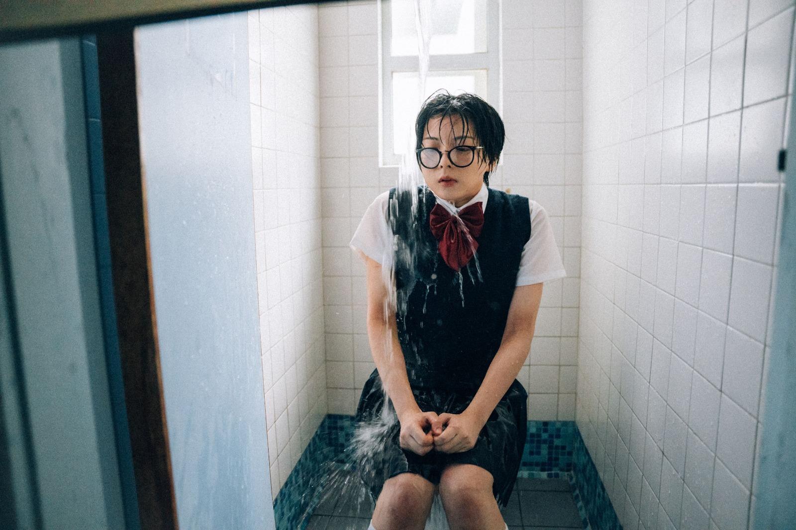 《主題歌》以日本動漫風格為主題,MV藉欺凌事件表達現實殘酷。