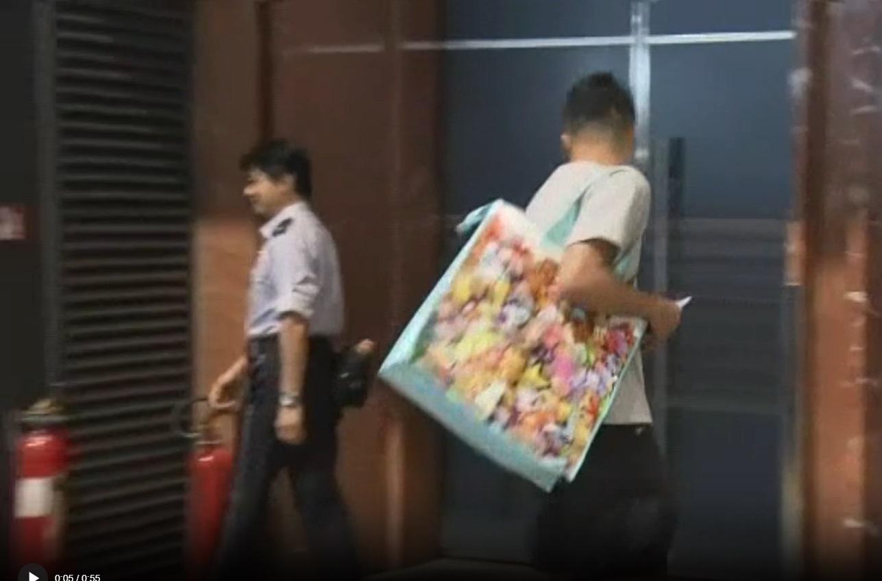 動漫節2024|排頭位台灣旅客李先生以「反智轉身」入場。(新聞截圖)