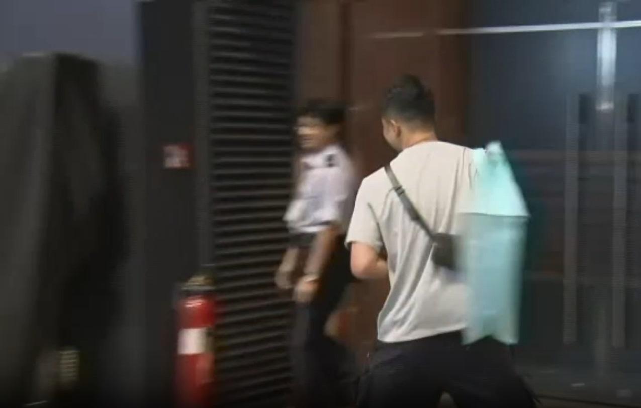 動漫節2024|排頭位台灣旅客李先生以「反智轉身」入場。(新聞截圖)