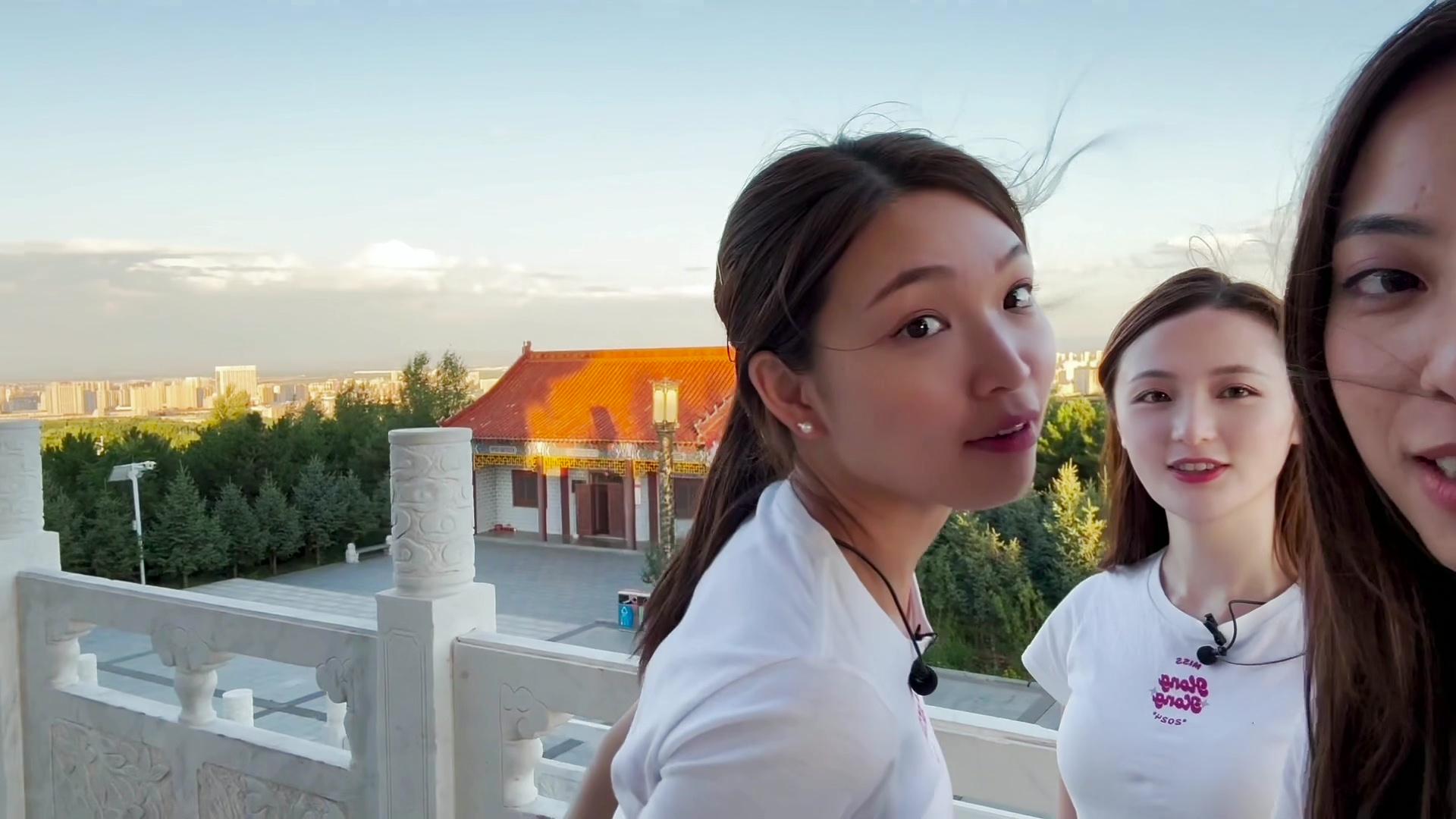 三位候選佳麗慢慢咁培養感情。