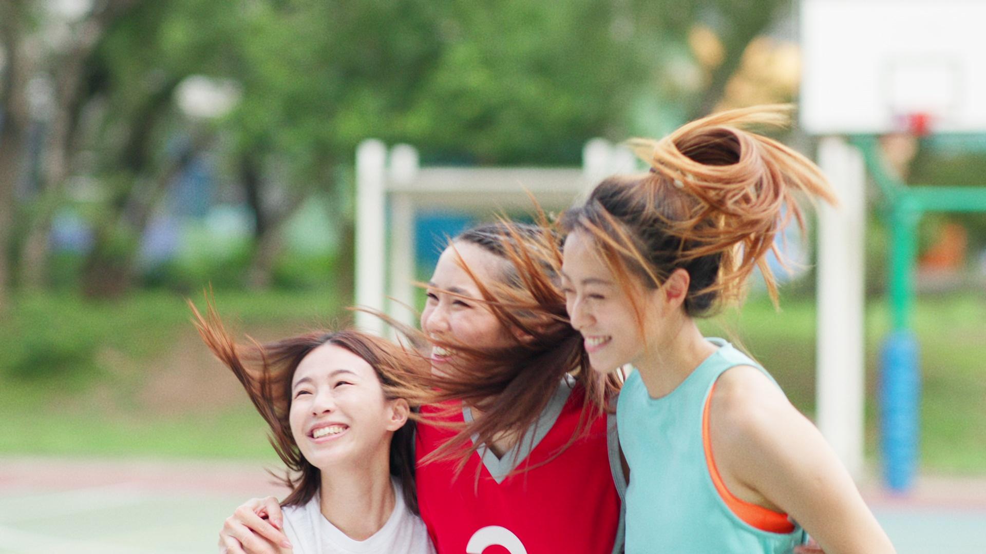 Tiffany喺宣傳片展現籃球技同燦爛笑容