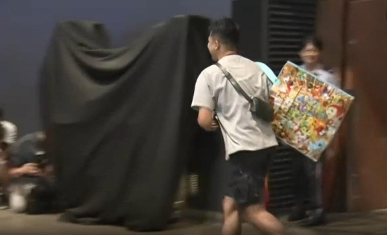 動漫節2024|排頭位台灣旅客李先生以「反智轉身」入場。(新聞截圖)