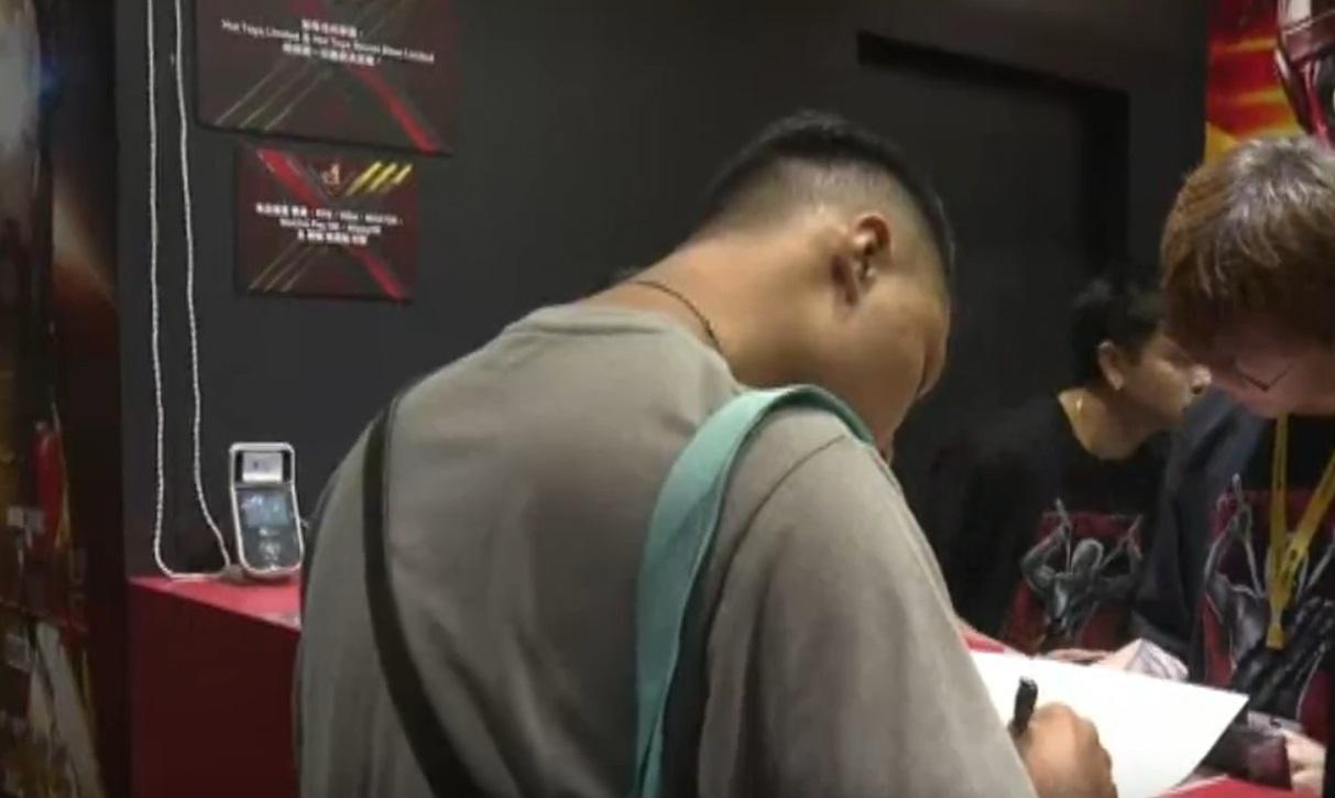 動漫節2024|台灣遊客李先生入場不久後便花費了7,000多元,購買了死侍及星球大戰模型玩具。(新聞截圖)