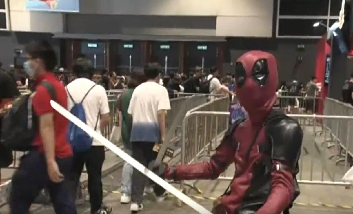 動漫節2024|扮演死侍的施先生認為花費20元出來做Cosplay並不是太多錢。(新聞截圖)