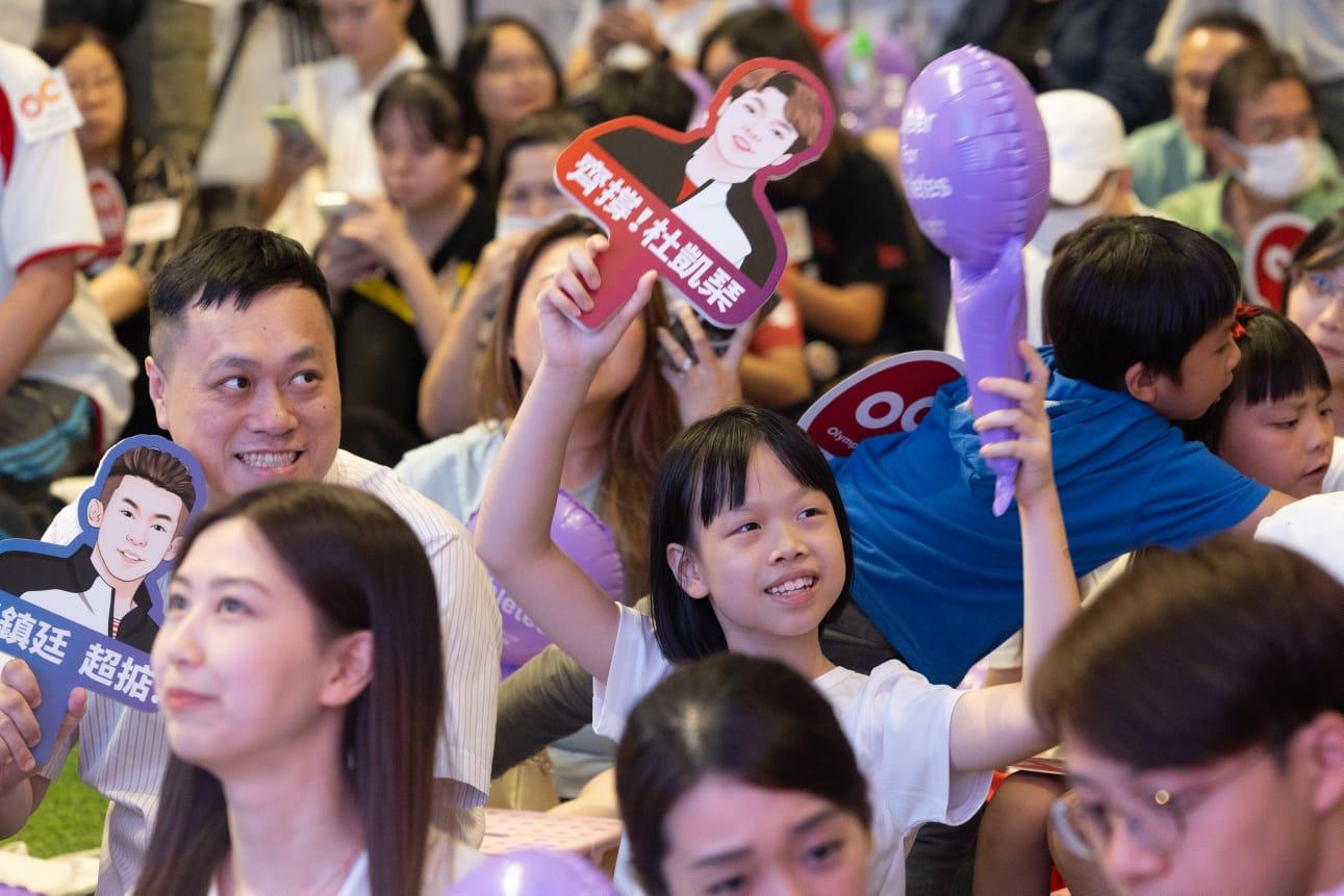 市民到場支持港隊。(蘇文傑攝)