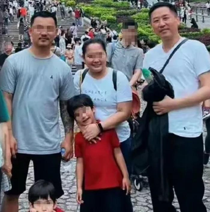 大陸網絡流出唐唐(右)與嫩口新歡(左)合照,相中疑似兩名兒子。