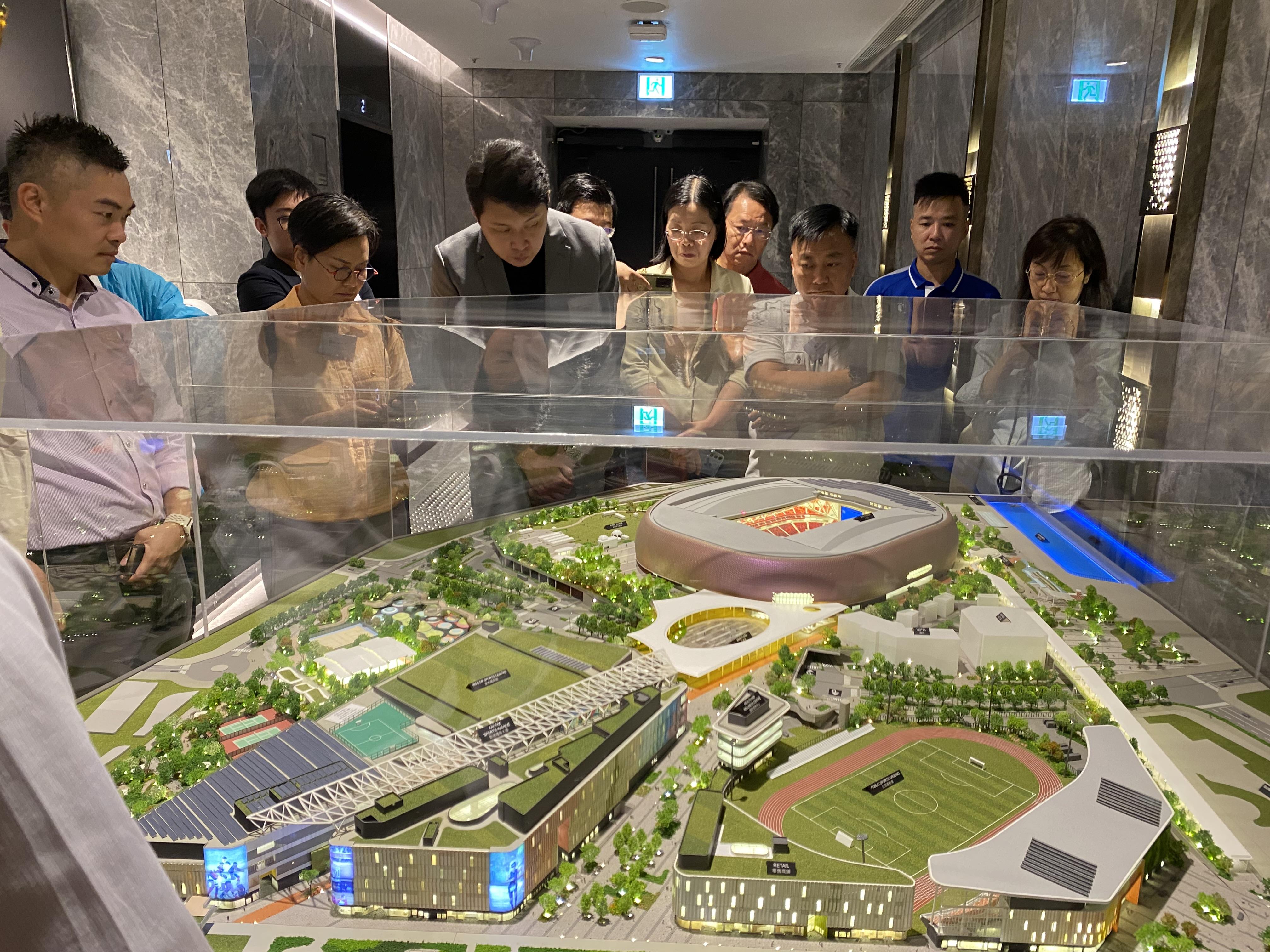 黃大仙區議會議員到訪啟德體育園