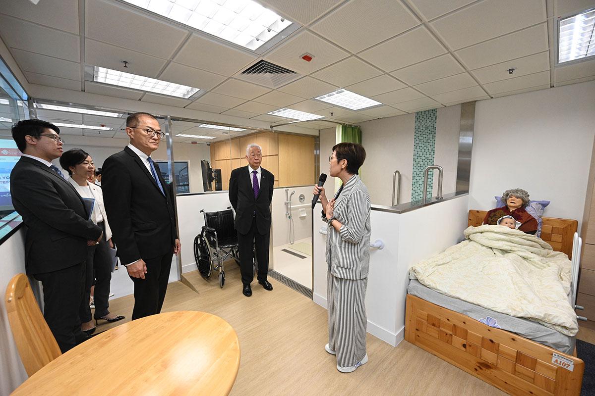 盧寵茂(左三)參觀理大護理學院的醫療教學設施。(政府新聞處)