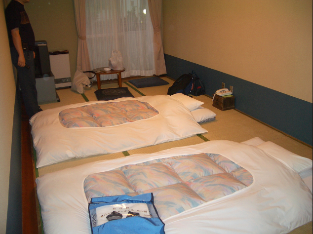 鬼節外遊住酒店禁忌|房間不要太靜,但不要播佛經心經之類,因為反而更容易招來眾生一齊聽。