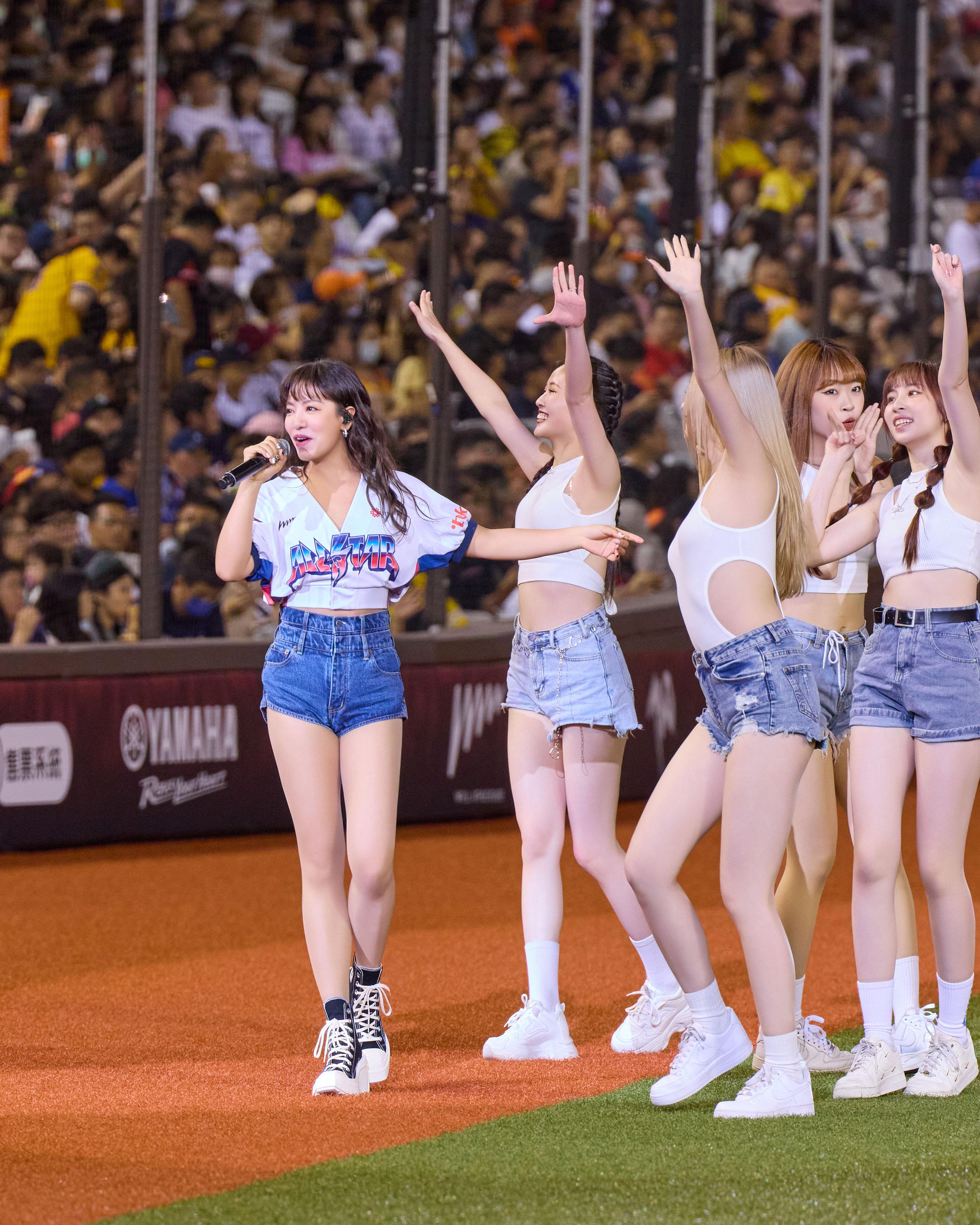 這次站上大巨蛋開唱跟3萬人大合唱,令丁噹相當感動。