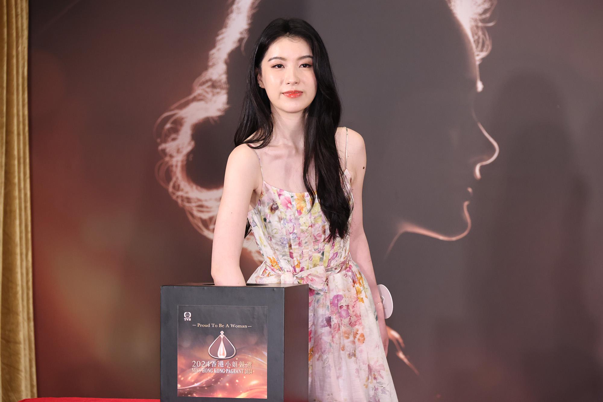 10號吳芷靖,來自福建,身高有166.5 cm,學歷是美國碩士畢業,從事文化製作。