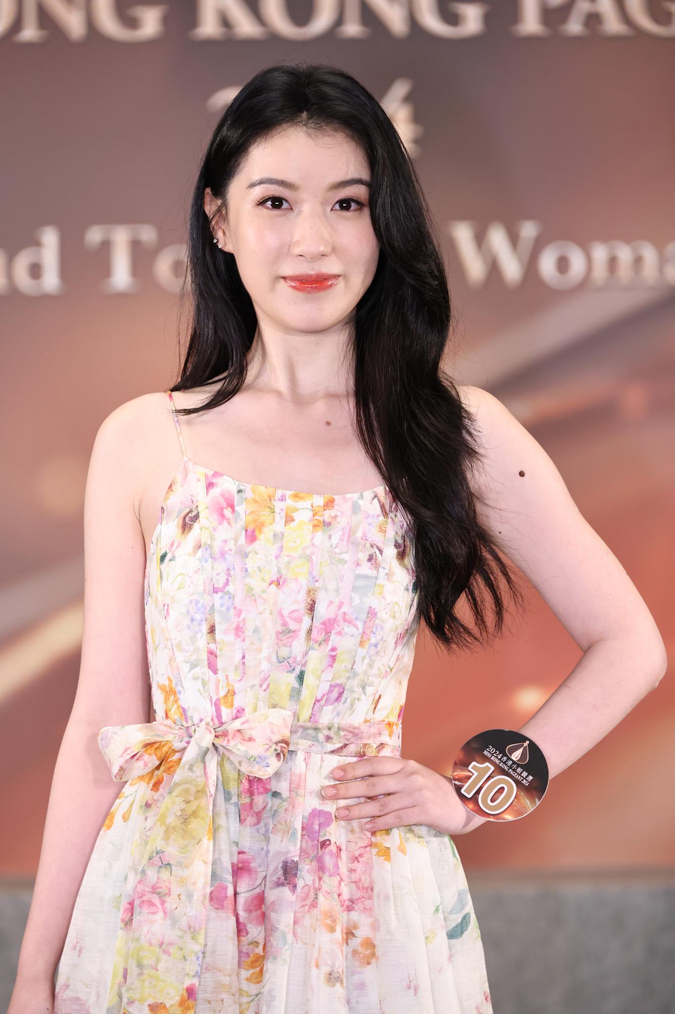 香港小姐2024|10號吳芷靖,來自福建,身高有166.5 cm,學歷是美國碩士畢業,從事文化製作。