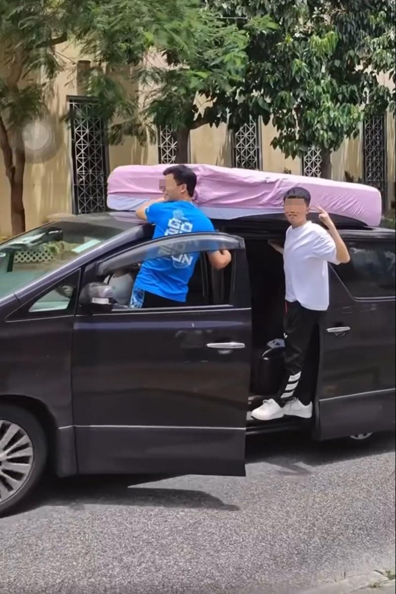 有男子乘搭七人車期間打開門並站出車外,過程險象環生。(網上影片截圖)