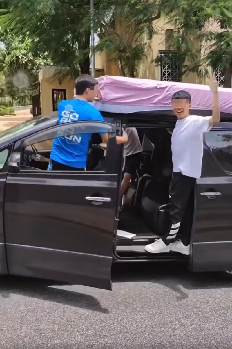 有男子乘搭七人車期間打開門並站出車外,過程險象環生。(網上影片截圖)