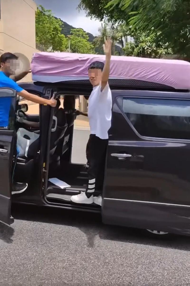 有男子乘搭七人車期間打開門並站出車外,過程險象環生。(網上影片截圖)